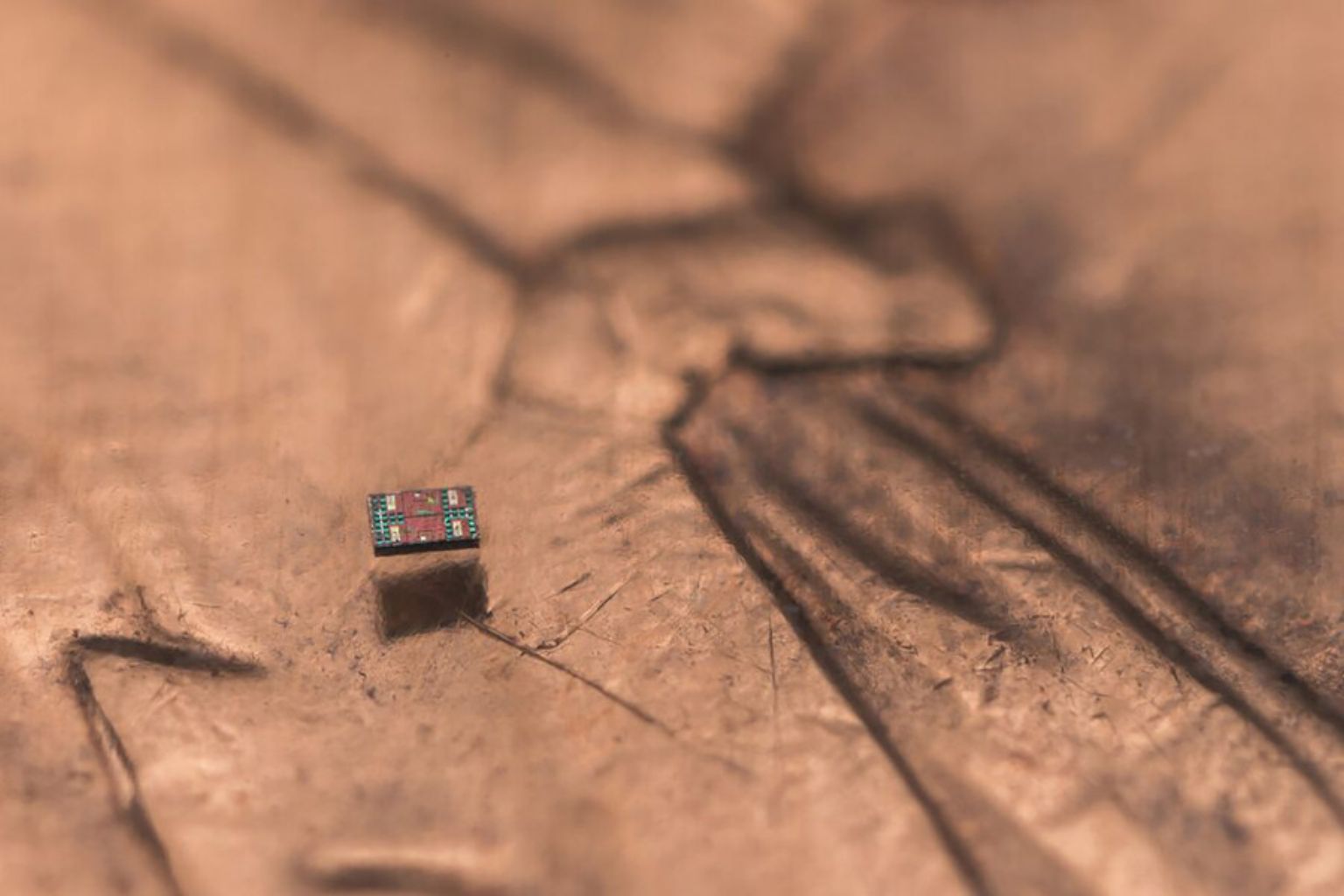 Robôs microscópicos de 200 micrômetros nadam, detectam temperatura e tomam decisões, abrindo caminho para nova era da robótica médica.