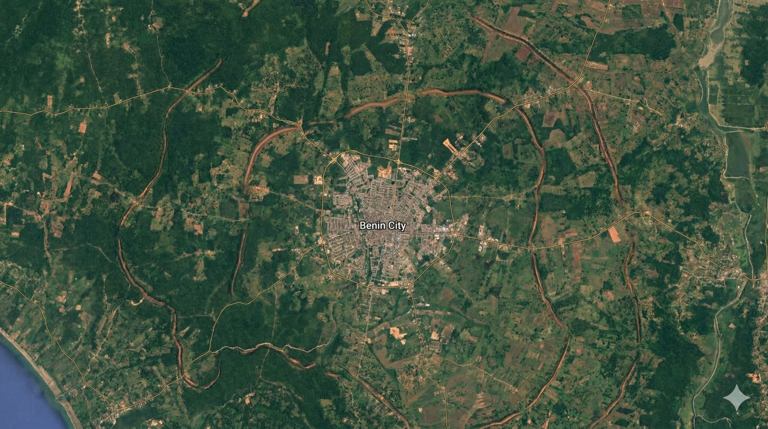 Muralhas de Benin City ultrapassaram 16 mil km e ainda aparecem do espaço como vestígios de uma das maiores obras de terra já feitas.