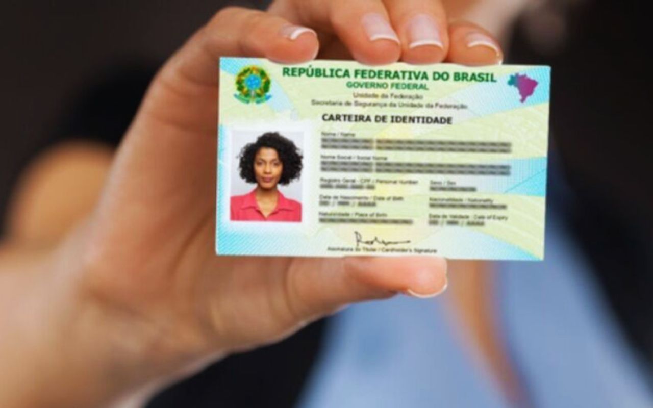 Novo RG já pode ser entregue pelos correios em alguns estados do Brasil; veja como solicitar, prazos, regras e como acompanhar a emissão do documento.