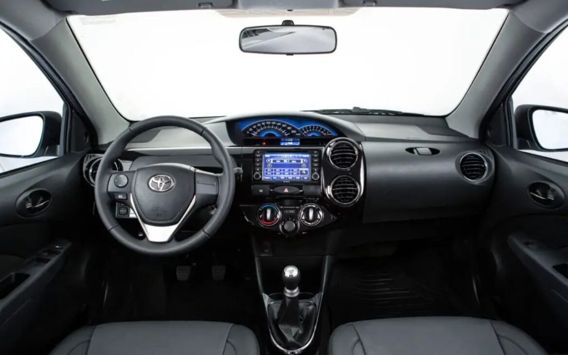 ¿Pensando en un Toyota Etios 2015? Conoce todo sobre el espacio interno, costos de piezas y los puntos de atención de este coche usado que prioriza la razón sobre la emoción. Imagen: Toyota/Divulgación