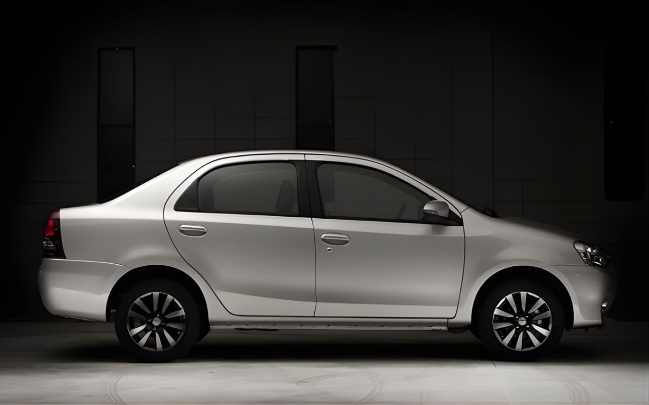 Pensando em um Toyota Etios 2015? Saiba tudo sobre espaço interno, custos de peças e os pontos de atenção deste carro usado que prioriza a razão sobre a emoção.