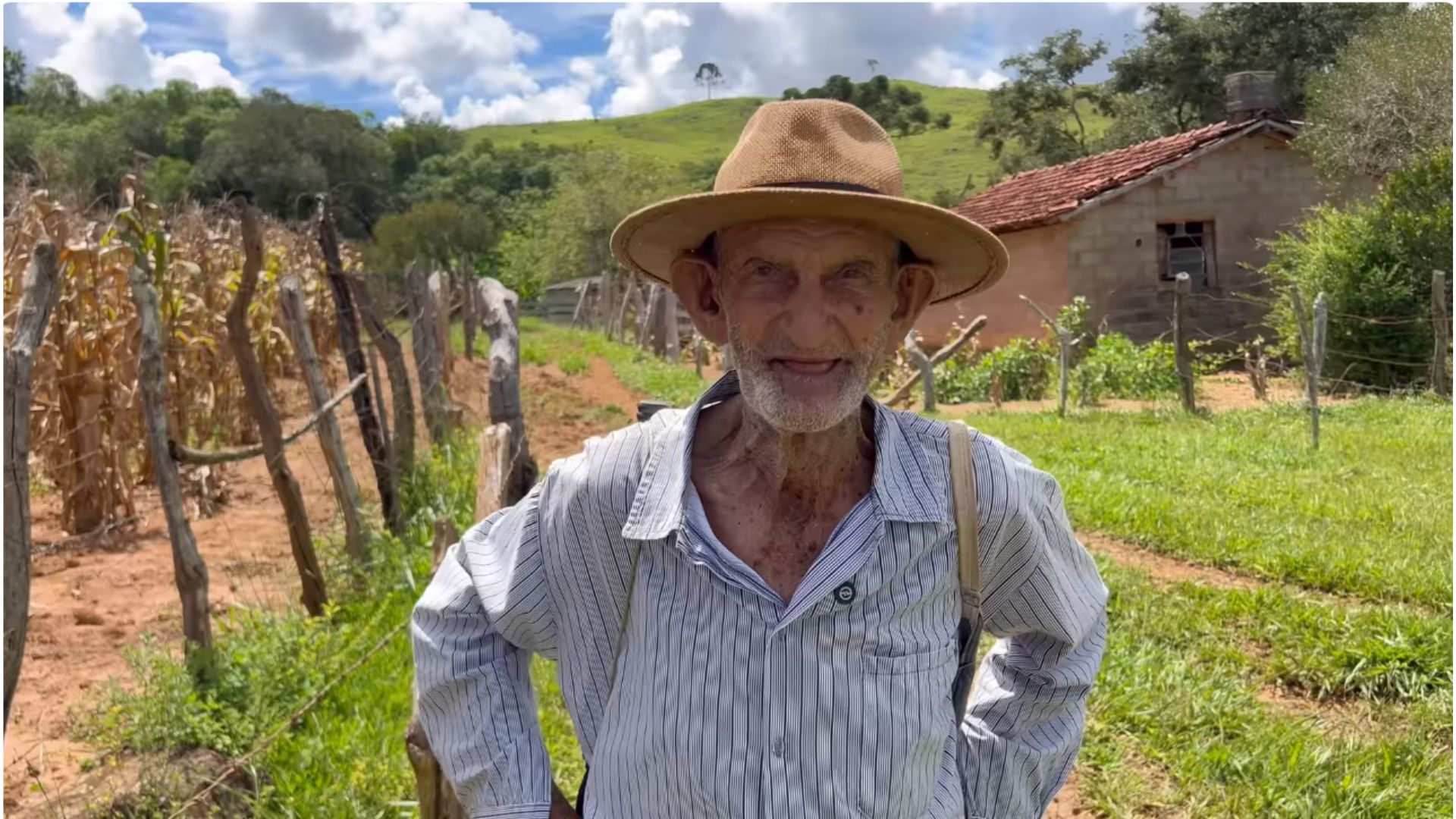 homem de 99 anos caminhando na roça para cuidar dos bois
