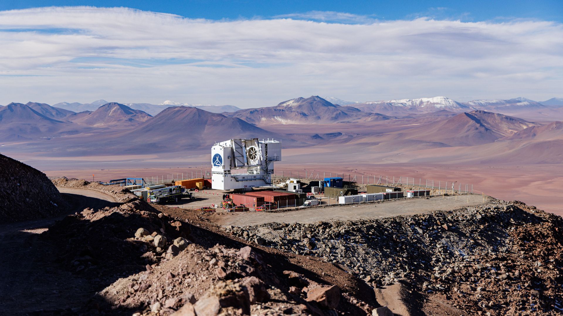 Telescópio submilimétrico FYST no deserto do Atacama observando o universo