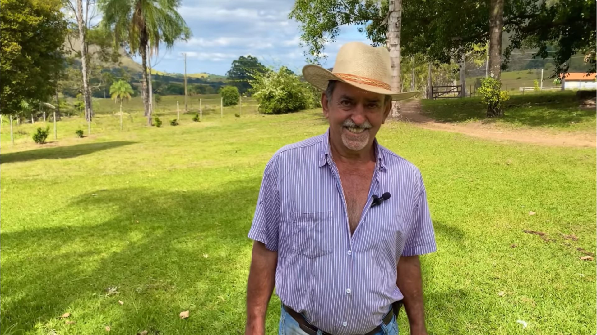 Homem de 67 anos em fazenda simples na Serra da Canastra com chalés e natureza ao redor
