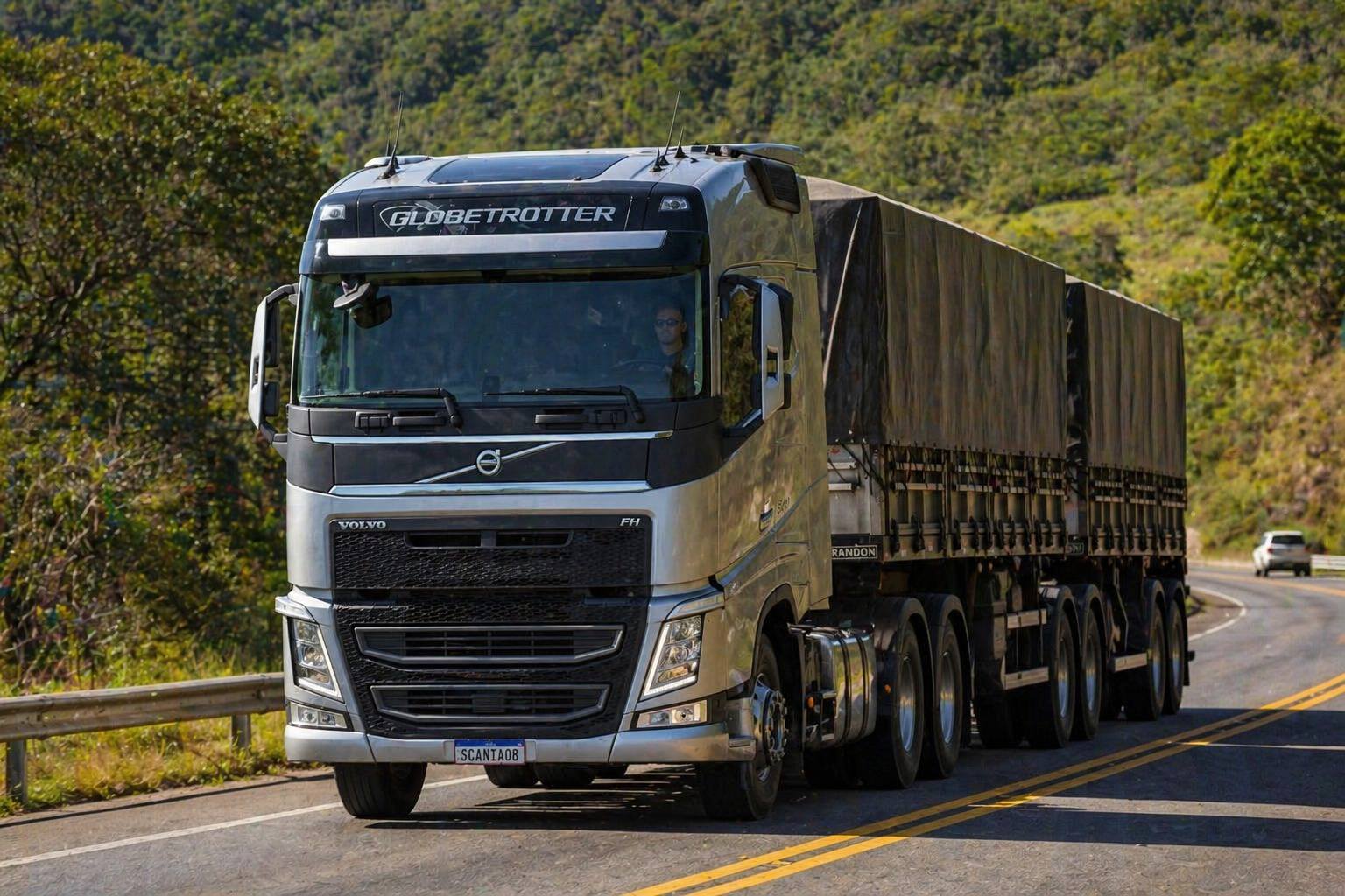 caminhão Volvo FH 540 rodando em estrada