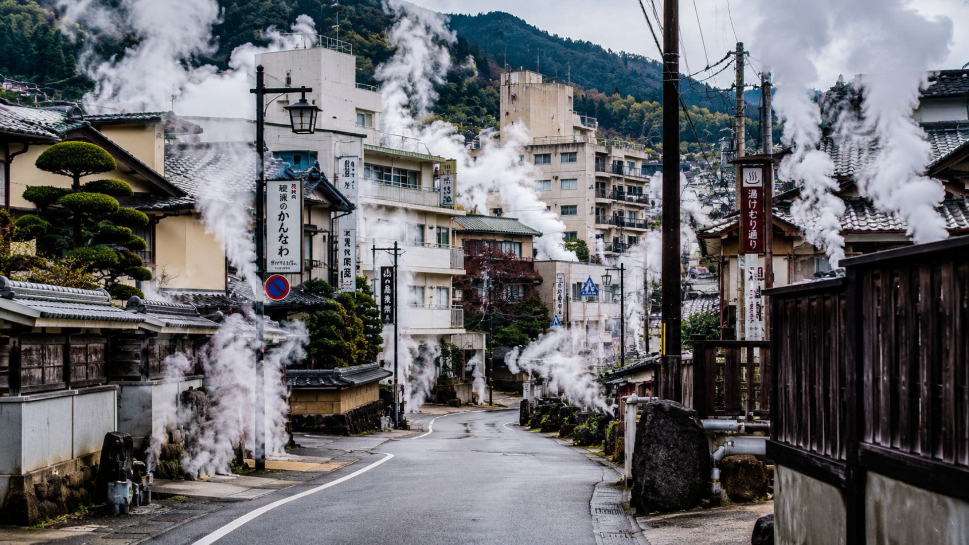 Beppu, a cidade japonesa chamada de inferno japonês, tem mais de 12 fontes termais com água fervente saindo das ruas, bueiros e canos; veja por que ela impressiona.