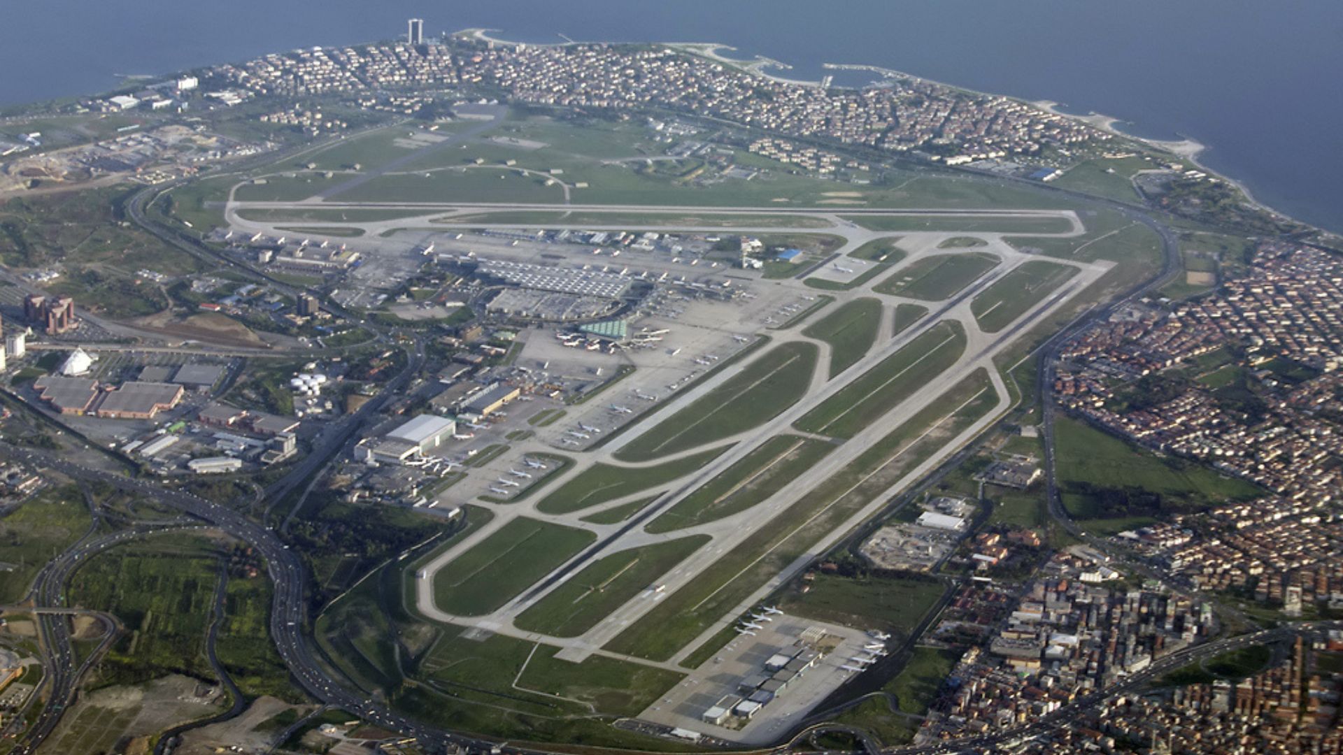 Enquanto hospitais completos podem levar anos entre fundação, obra e inauguração, a Turquia ergueu em 45 dias um hospital de emergência com 1.008 leitos no antigo Aeroporto Atatürk para enfrentar a pandemia