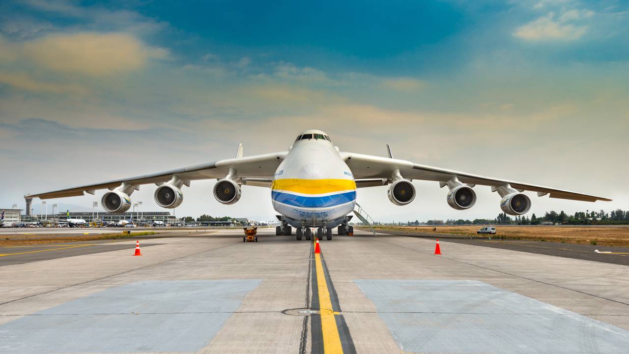 Saiba como o Antonov An-225 Mriya se tornou o maior cargueiro da história, com 88,4 metros de envergadura e 250 toneladas de capacidade.