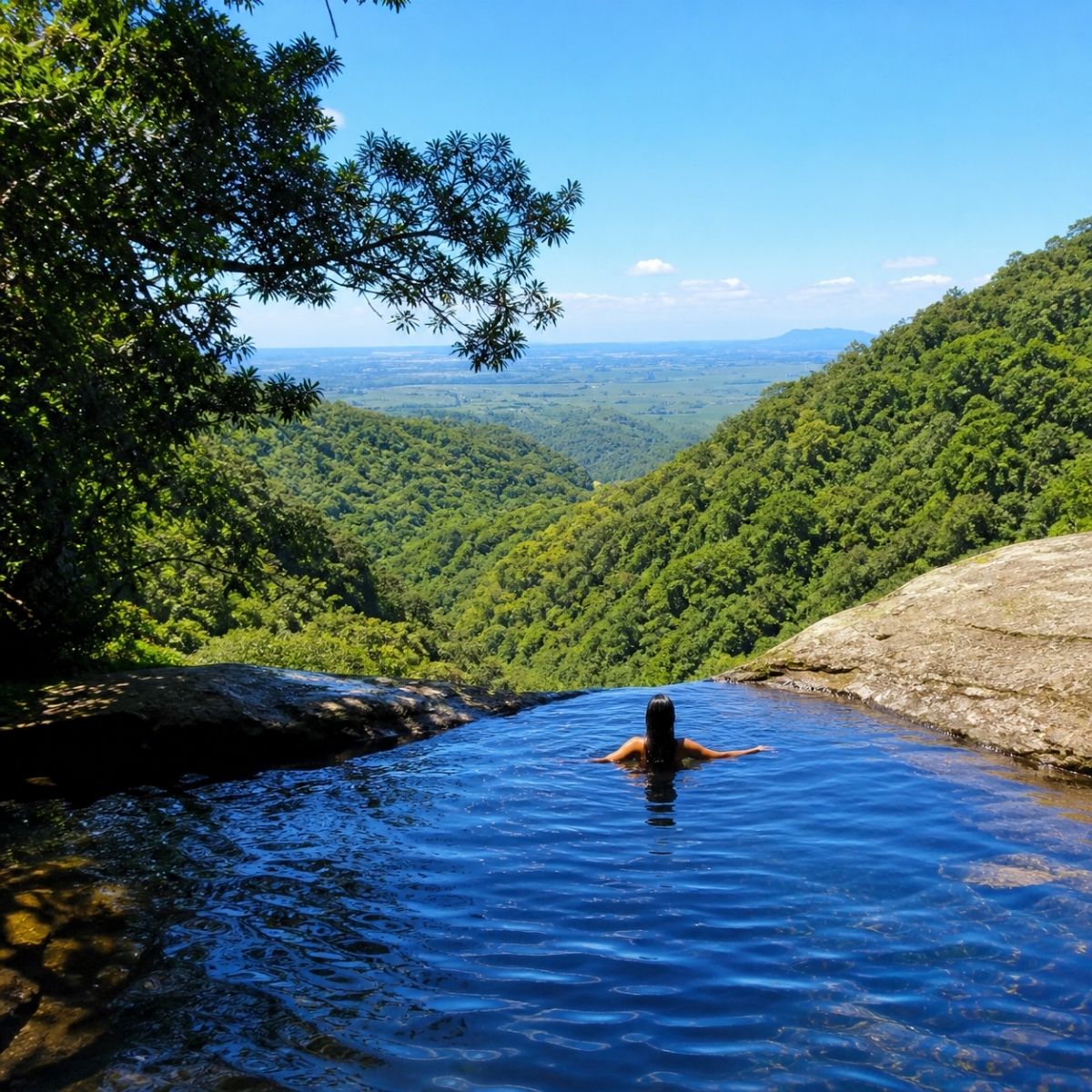 Cachoeira com borda infinita a 50 metros de altura virou sensação em Nova Veneza, no Sul de SC. Trilha leva ao topo com vista panorâmica do vale. Conheça.