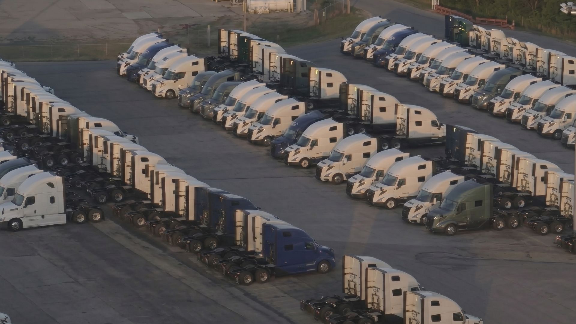 Caminhões autônomos já levam carga real nas rodovias do Texas sem ninguém no volante, cobram por quilômetro como Uber e aceleram uma transformação que pode colocar milhões de caminhoneiros sob ameaça antes mesmo dos carros autônomos dominarem as cidades