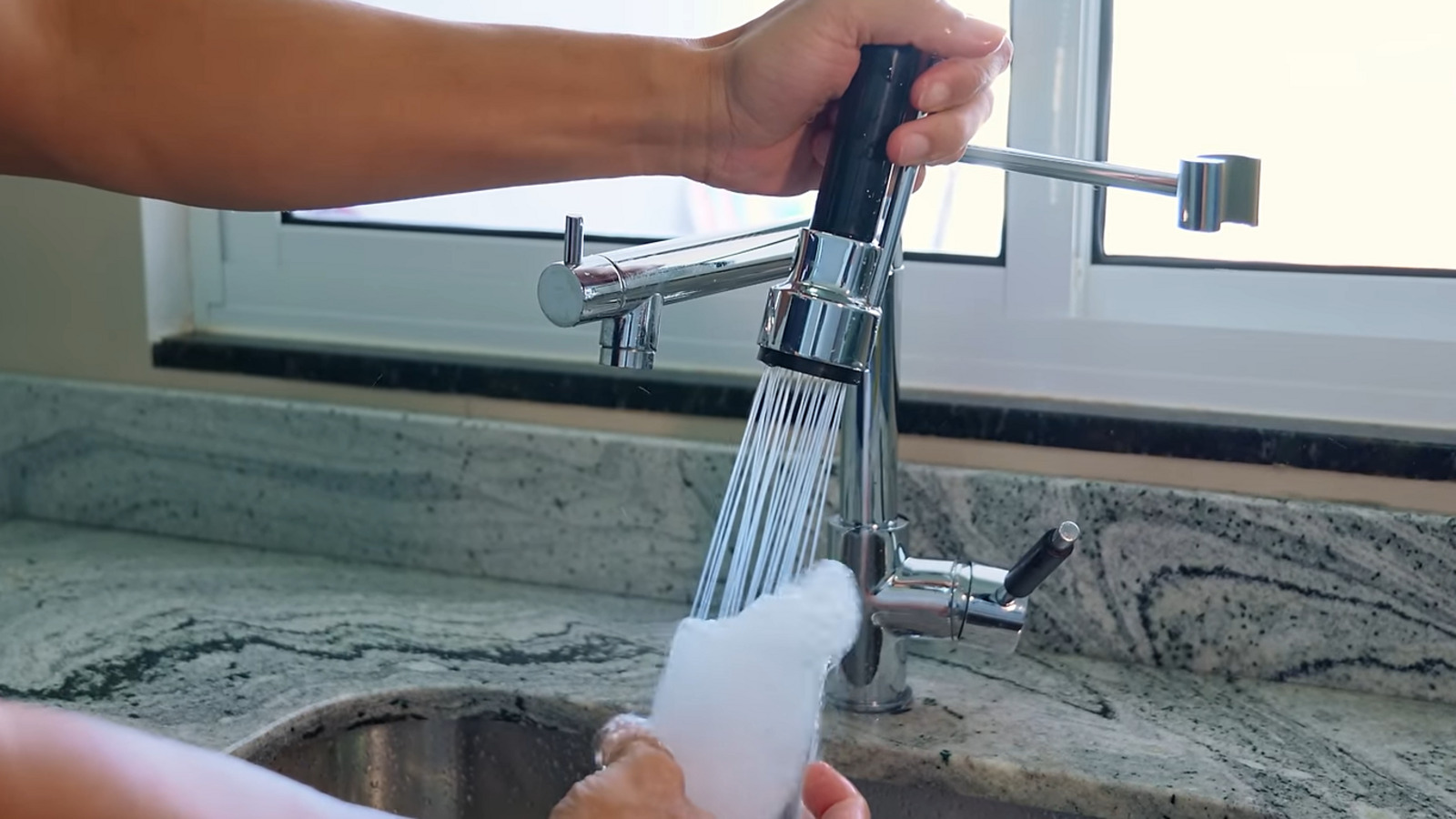 Técnica com tubos que resolve o problema de pressão baixa nas torneiras e chuveiros