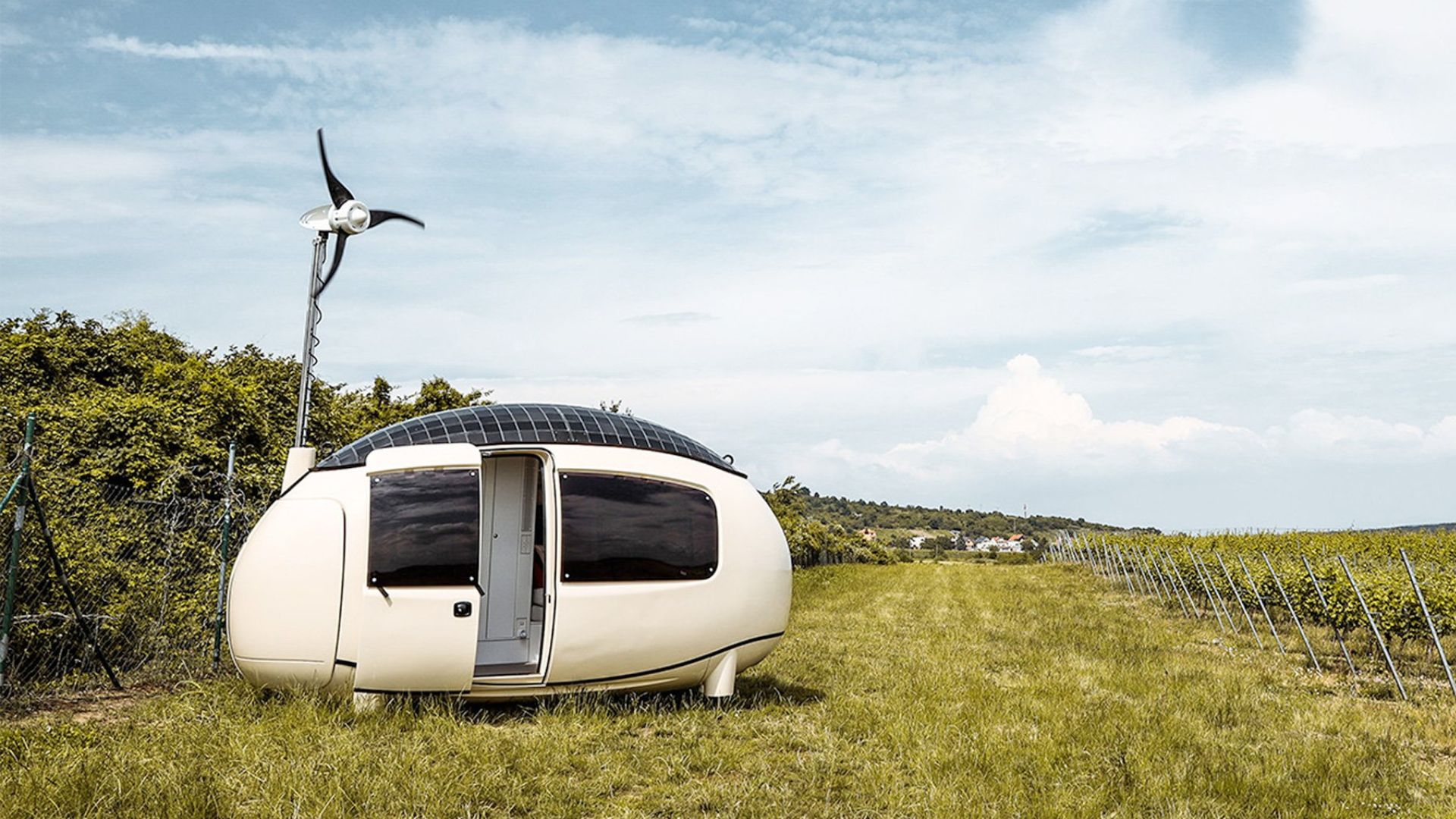 Em vez de esperar meses por obra, a Ecocapsule transforma uma cápsula metálica em microcasa off-grid com energia solar, banheiro com chuveiro, cozinha compacta e sistema próprio para morar longe da rede elétrica