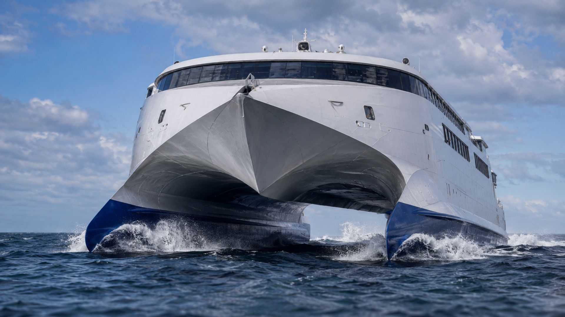 O catamarã Francisco, com casco perfurador de ondas em alumínio, é o navio de passageiros mais rápido do mundo. A Marinha dos EUA usa a mesma lógica.
