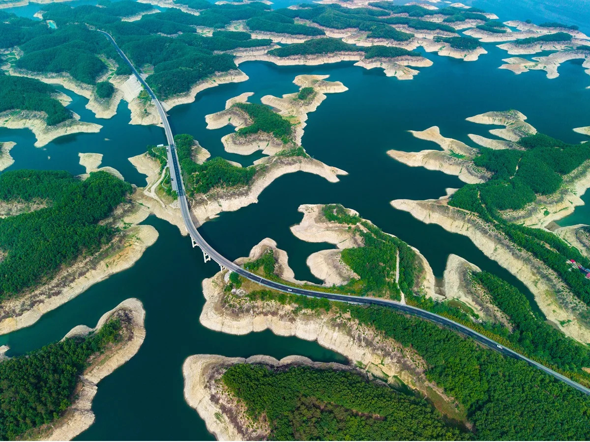 China rasgou 664 km entre montanhas de Yunnan, colocou 612 km de túneis no maior desvio hídrico em construção do país e abriu uma nova rota para levar água do rio Jinsha a cidades, indústrias e áreas agrícolas sufocadas pela seca