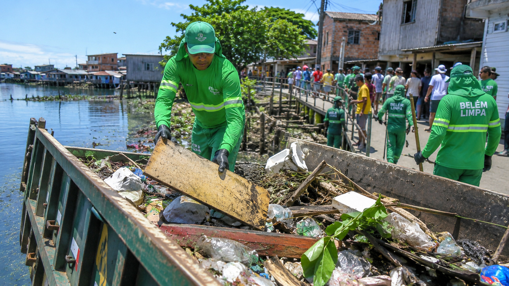 Equipe de limpeza realiza coleta de lixo na Vila da Barca, em Belém, durante mutirão ambiental que retirou mais de 10 toneladas de resíduos e promoveu revitalização de áreas públicas da comunidade.