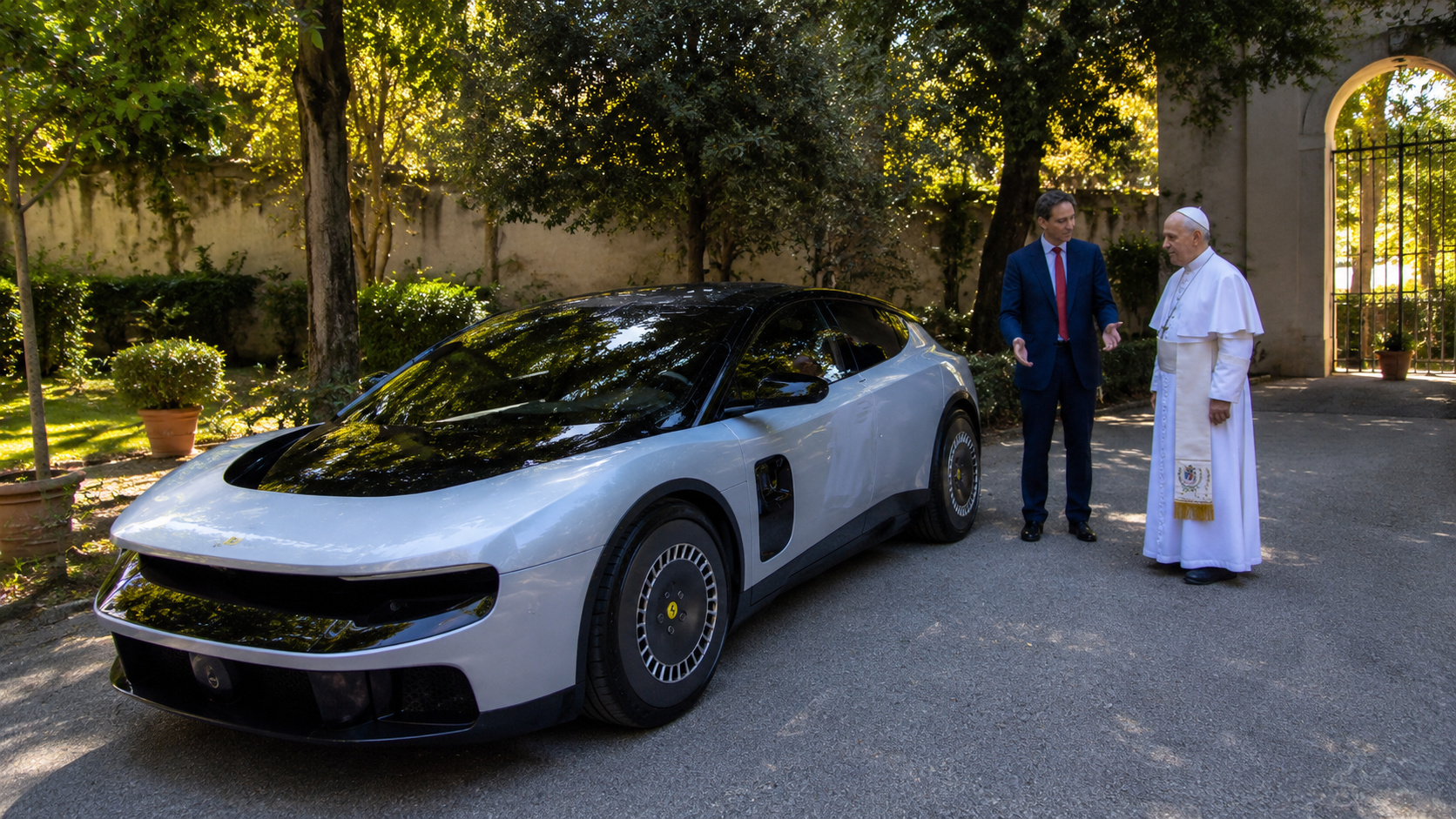 Papa Leão XIV observa o Ferrari Luce elétrico branco durante apresentação oficial da Ferrari em ambiente arborizado, ao lado de executivo da marca italiana