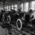 Operários trabalham em uma linha de montagem da Ford durante o início do século XX, ilustrando o modelo industrial que ajudou a popularizar a escala 5x2 e a jornada de 40 horas semanais.