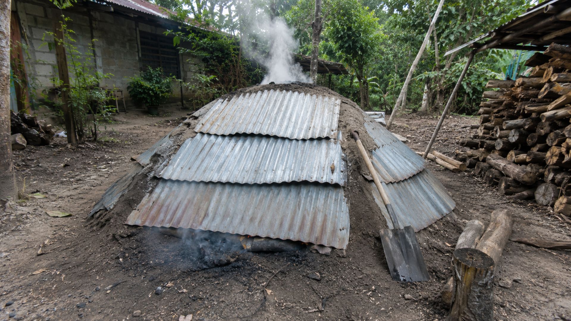 Carvão vegetal feito em forno pugon: técnica filipina usa chapas galvanizadas e terra fina para a produção de carvão vegetal em pequena escala.