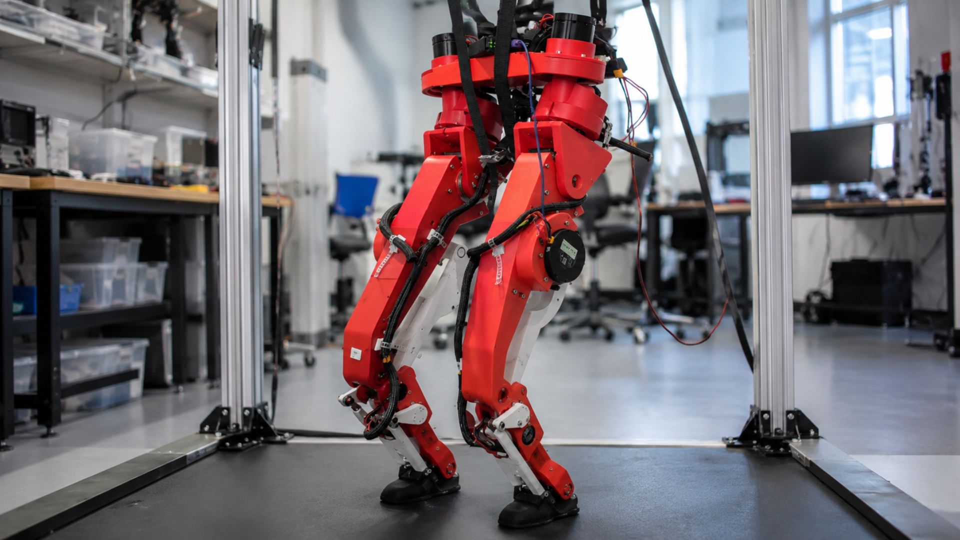 Hugging Face lança robô humanoide de código aberto por US$ 2.500. LeRobot é impresso em 3D e aprende a andar com IA. Plataforma experimental e modular.