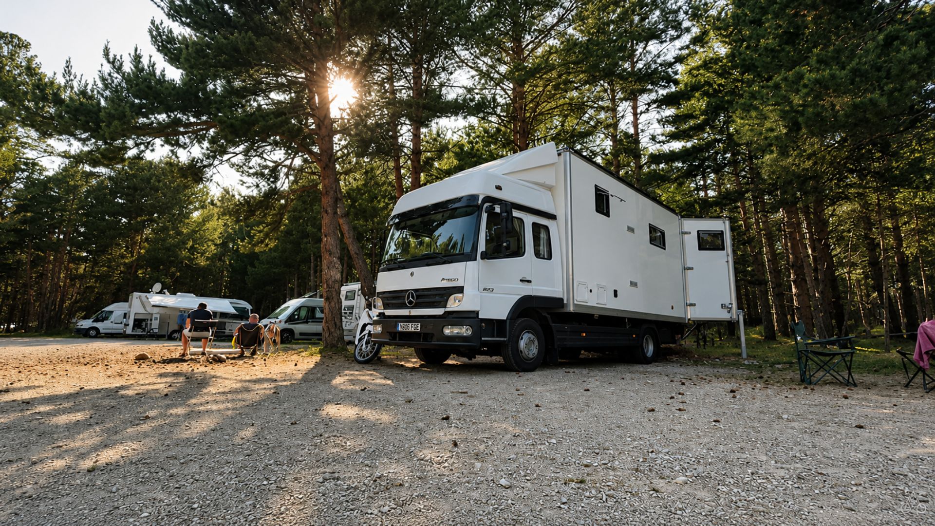 Mercedes Atego virou casa sobre rodas com 700 litros de água potável, cinco painéis solares de 2.000 W, seis baterias de lítio e bateria portátil extra de 3,6 kWh.