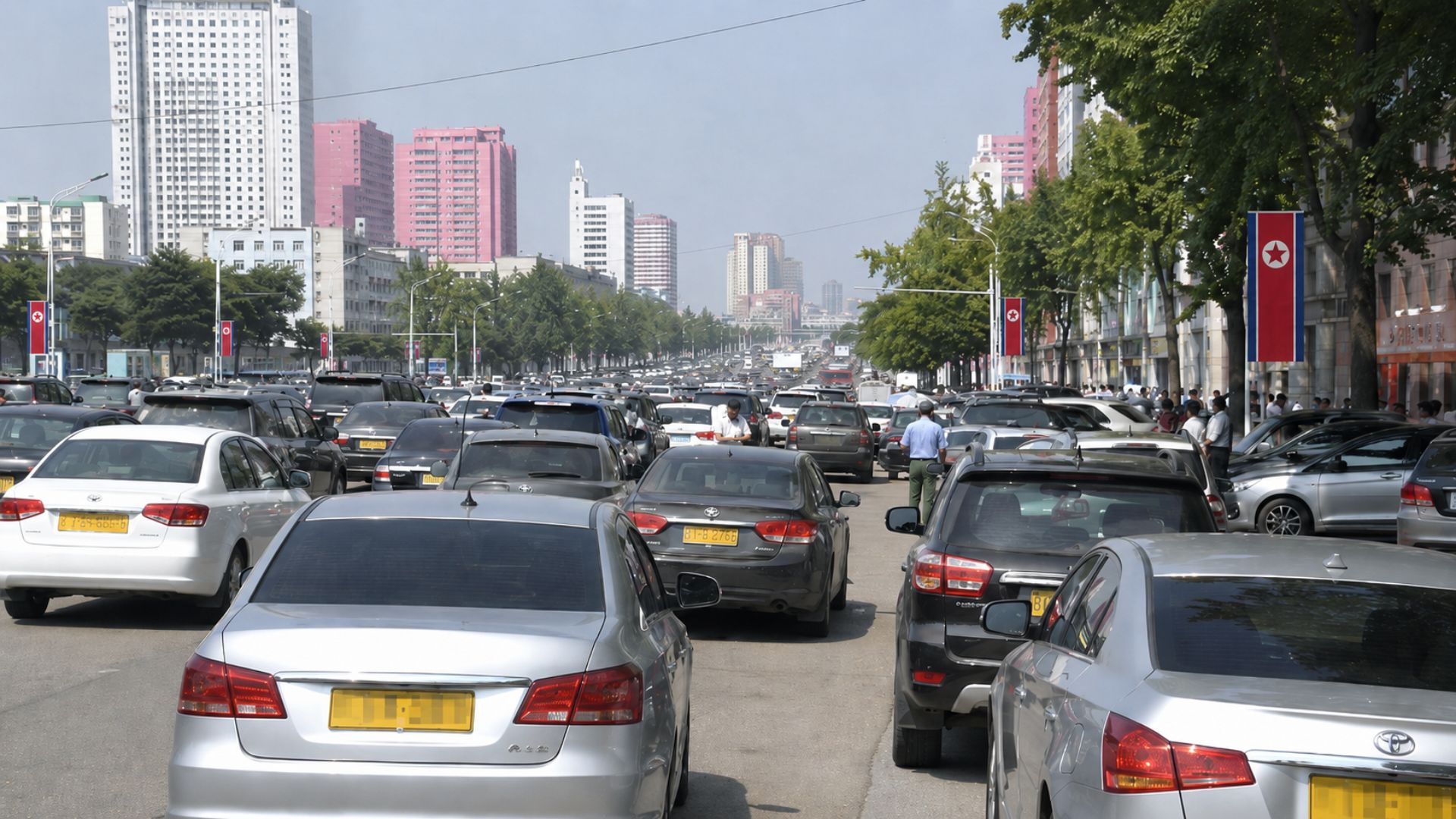 A Coreia do Norte enfrenta congestionamentos pela primeira vez em Pyongyang, com placas amarelas de carros particulares por toda parte. Analistas estimam que os veículos privados podem passar de 20 mil no próximo ano. A maioria vem da China.