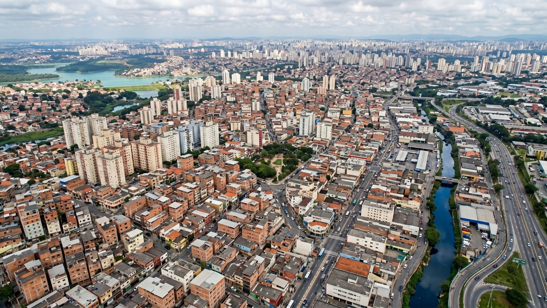 Com apenas 30,7 km² e 404 mil habitantes espremidos numa área menor do que o Aeroporto de Guarulhos, Diadema é a cidade com a maior densidade populacional do Brasil