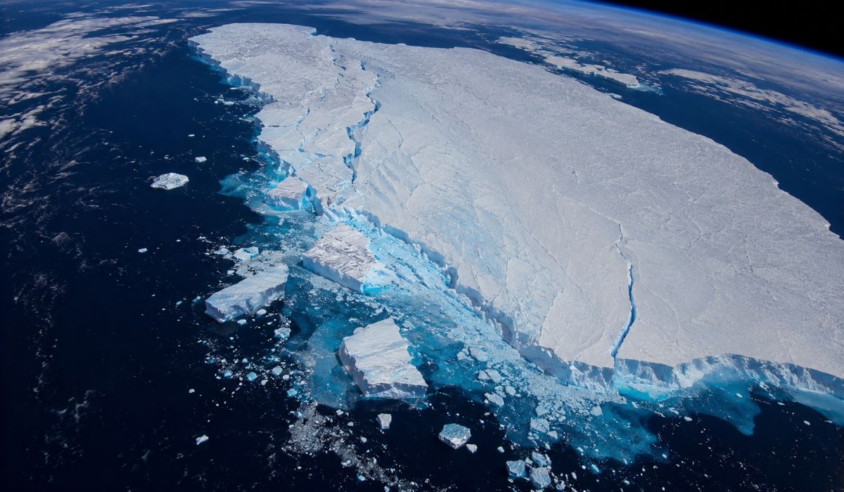 A23a, antigo maior iceberg do mundo, perdeu grandes blocos após décadas de monitoramento por satélite e mudou o ranking global. (Imagem: Ilustrativa)