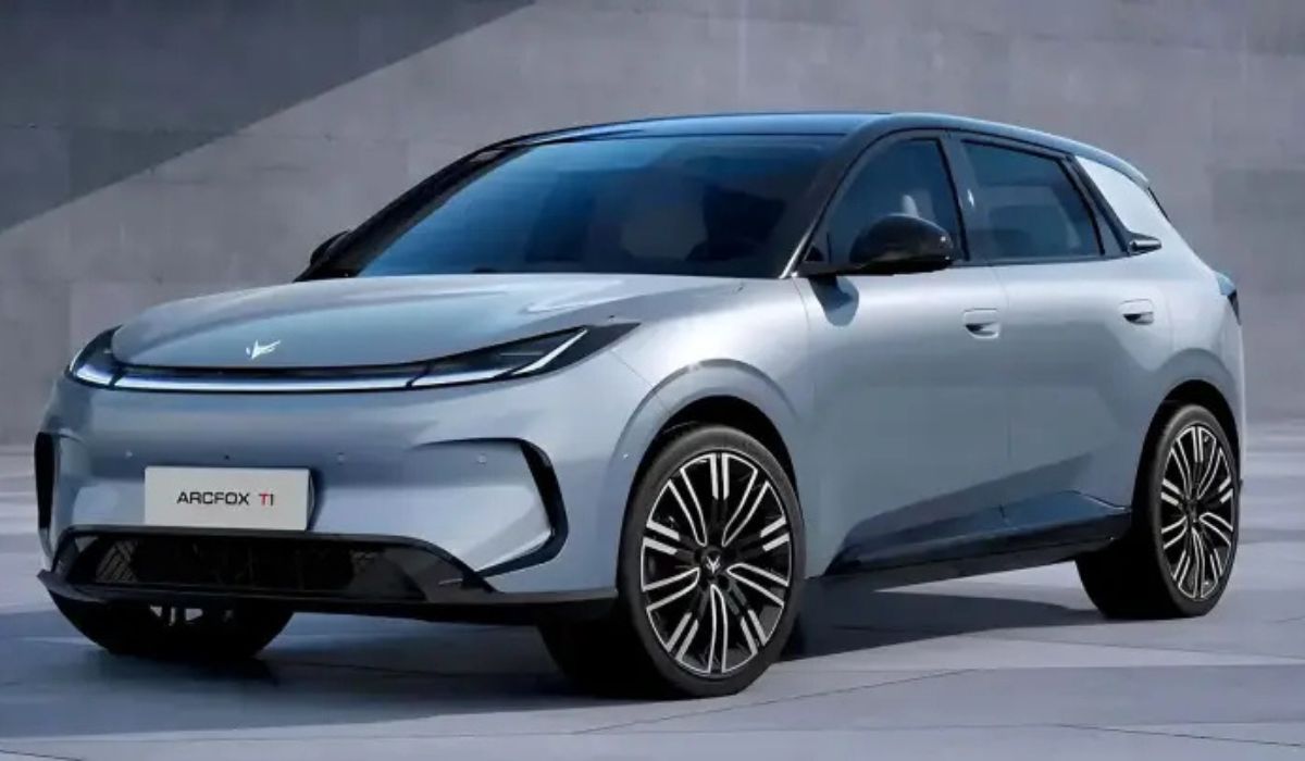 Arcfox T1, elétrico chinês da BAIC, já roda em testes no Brasil e mira disputa com BYD Dolphin Mini e Geely EX2 em 2026. (Imagem: Divulgação)