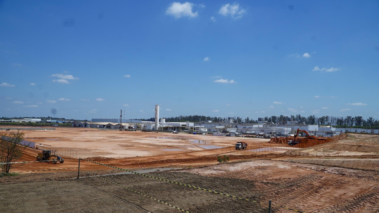 Obras de terraplanagem avançam no complexo da Toyota em Sorocaba, onde a montadora prepara a nova unidade ligada ao plano de R$ 11 bilhões em investimentos no Brasil.