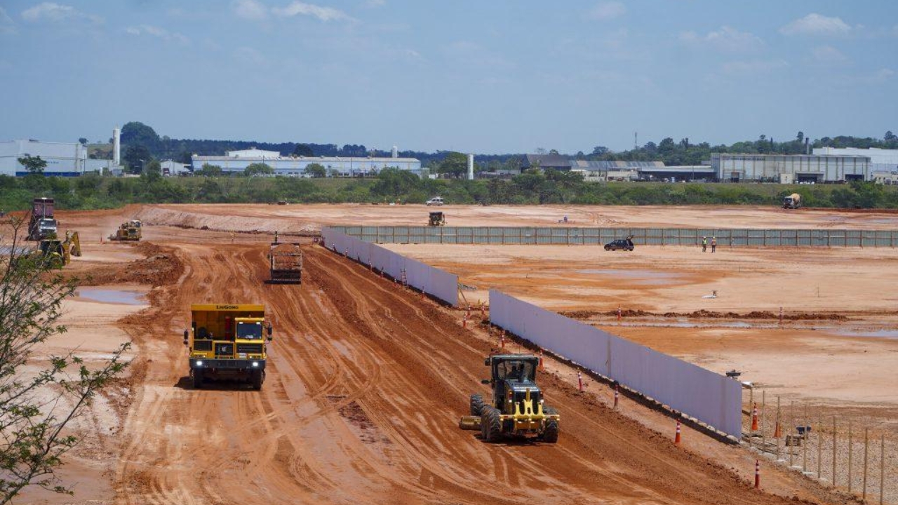 Máquinas trabalham na preparação do terreno da nova fábrica da Toyota em Sorocaba, parte da expansão que deve concentrar a produção e impulsionar a criação de novos empregos no complexo paulista.