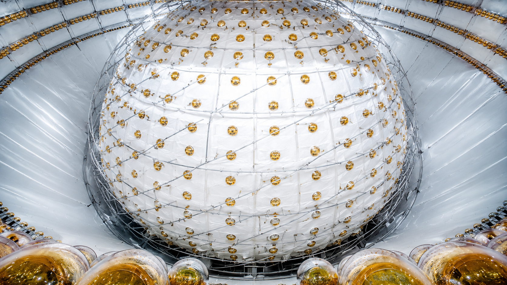 20 mil toneladas de líquido sensível à luz foram enterradas 700 metros abaixo da China, e o JUNO quer capturar partículas fantasmas de reatores nucleares para resolver uma das maiores dúvidas da física moderna