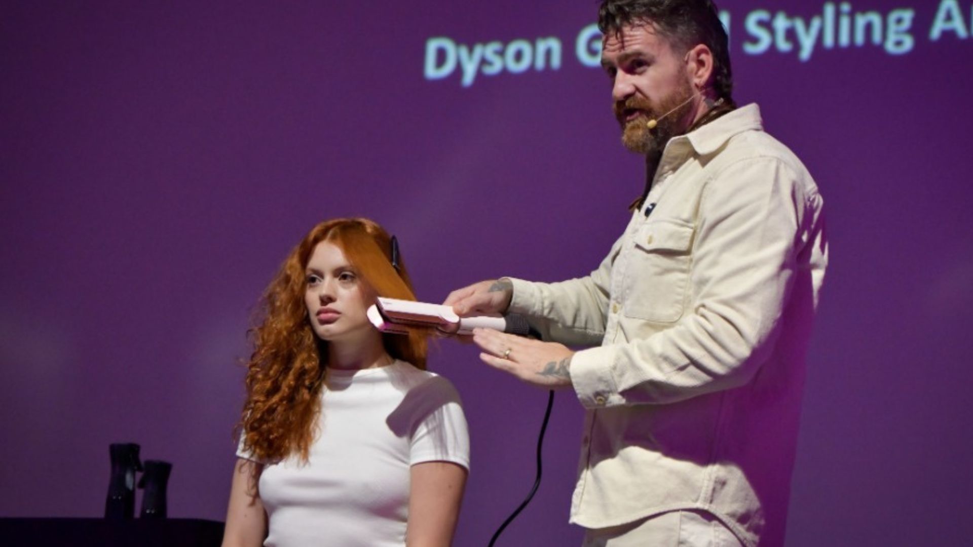 Adeus chapinha tradicional: Dyson Airstrait seca e alisa cabelo molhado usando fluxo de ar aquecido, sem placas quentes, e promete reduzir uma rotina de dois aparelhos para um único dispositivo