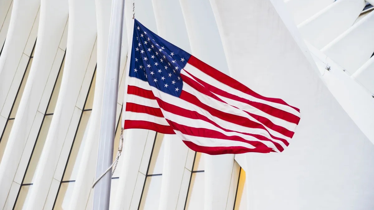 Bandeira dos Estados Unidos representando medidas do governo para conter alta global do petróleo