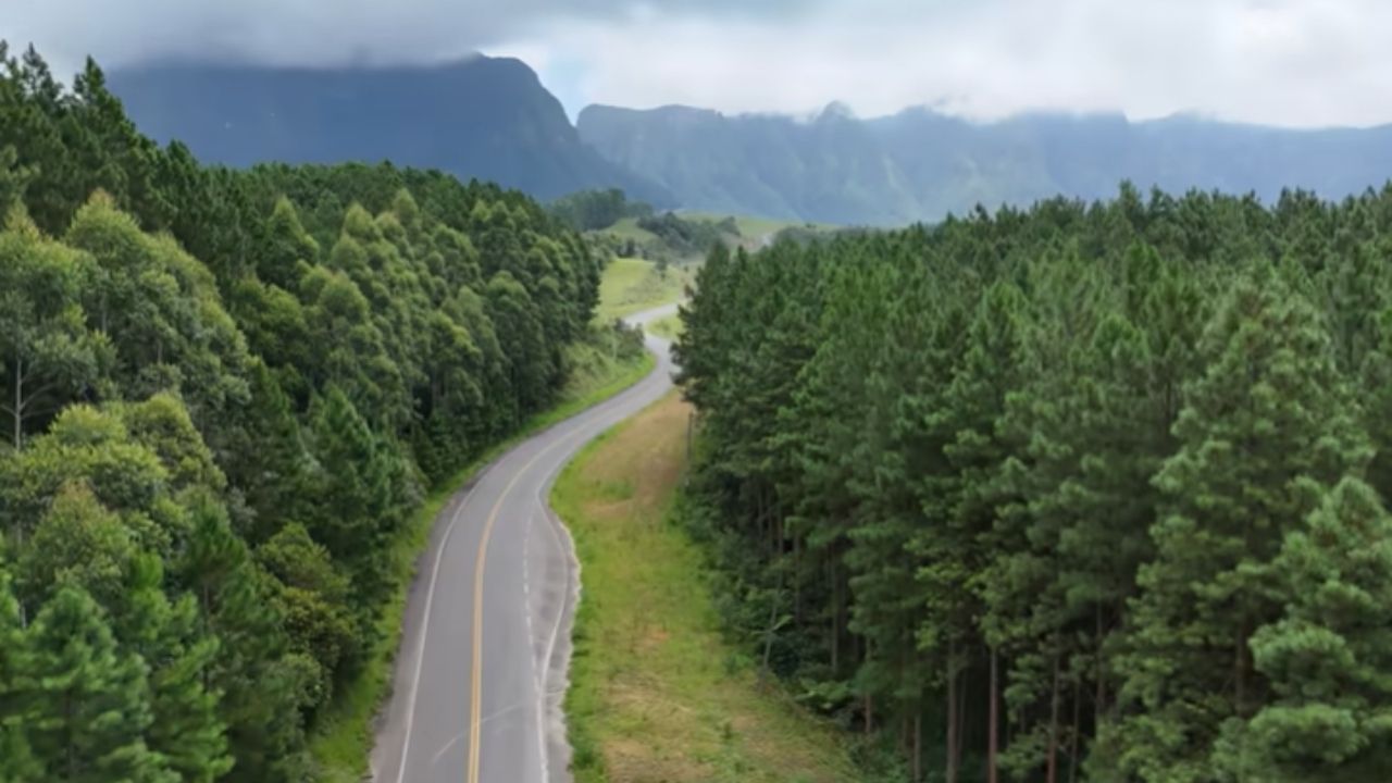 Estrada surreal no sul do Brasil corta a Serra do Corvo Branco, revela montanhas que parecem pirâmides, paredões usados em comerciais e um povoado catarinense marcado por história triste (2)