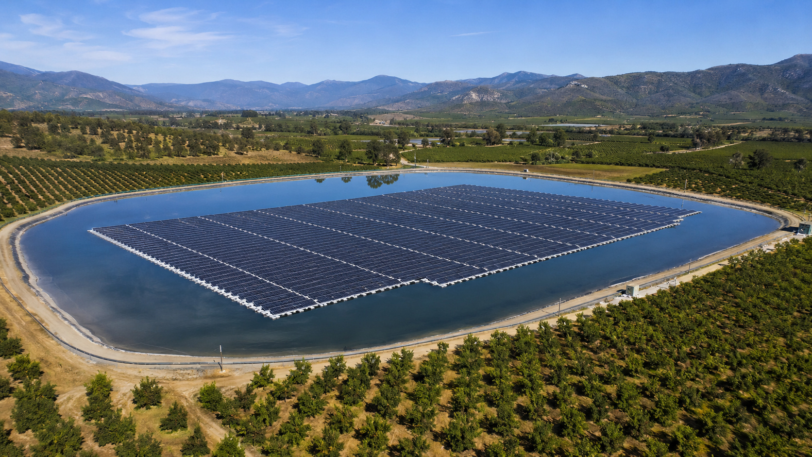 Fazenda chilena troca o chão pela água e instala usina solar flutuante em reservatório de irrigação para gerar energia sem perder espaço de pomar