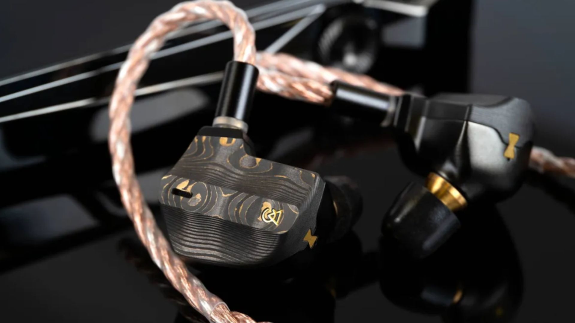 Fone de fibra de carbono da Campfire Audio chega com 9 alto-falantes e subwoofer por condução óssea em cada lado, deixa AirPods Pro, Galaxy Buds e Sony WF-1000XM5 parecendo simples, mas há um porém: ele custa o equivalente a R$ 37 mil