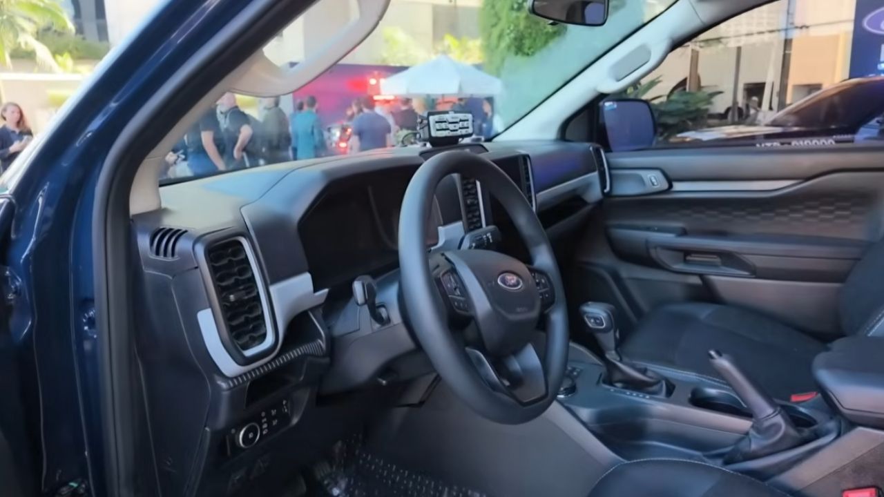 Ford Ranger da PRF aparece em versão preparada para operações nas rodovias, com motor diesel, tração 4x4, rádio comunicador, giroflex e comandos internos (1)
