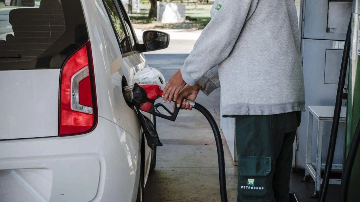 Governo anuncia medida para conter alta da gasolina após disparada do petróleo