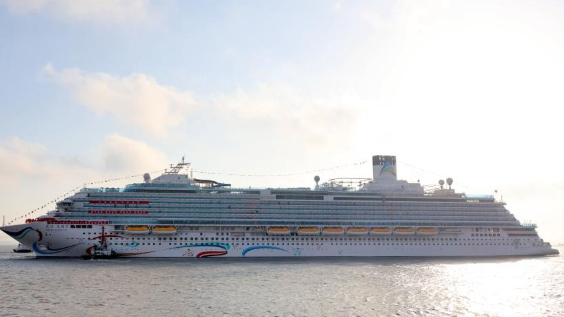 O segundo grande navio de cruzeiro construído na China zarpou de Xangai para teste marítimo de 12 dias com 937 profissionais de 12 países. O Adora Flora City tem 341 metros, 2.130 cabines e capacidade para 5.232 passageiros. Entrega prevista para novembro.