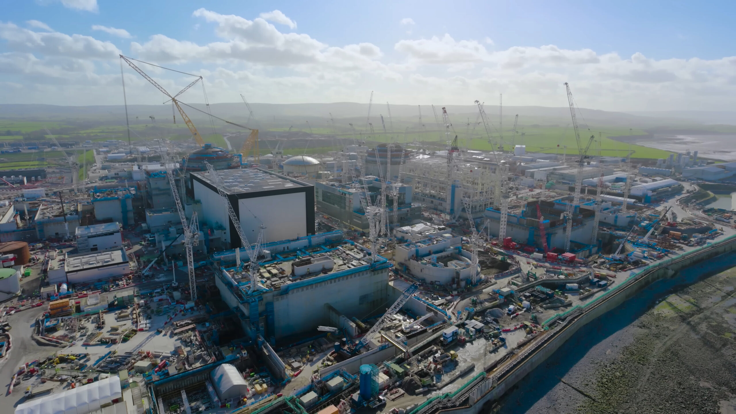 8,8 km de túneis sob o Canal de Bristol vão puxar água suficiente para encher 4.200 piscinas olímpicas por dia e manter resfriada uma das maiores usinas nucleares da Europa