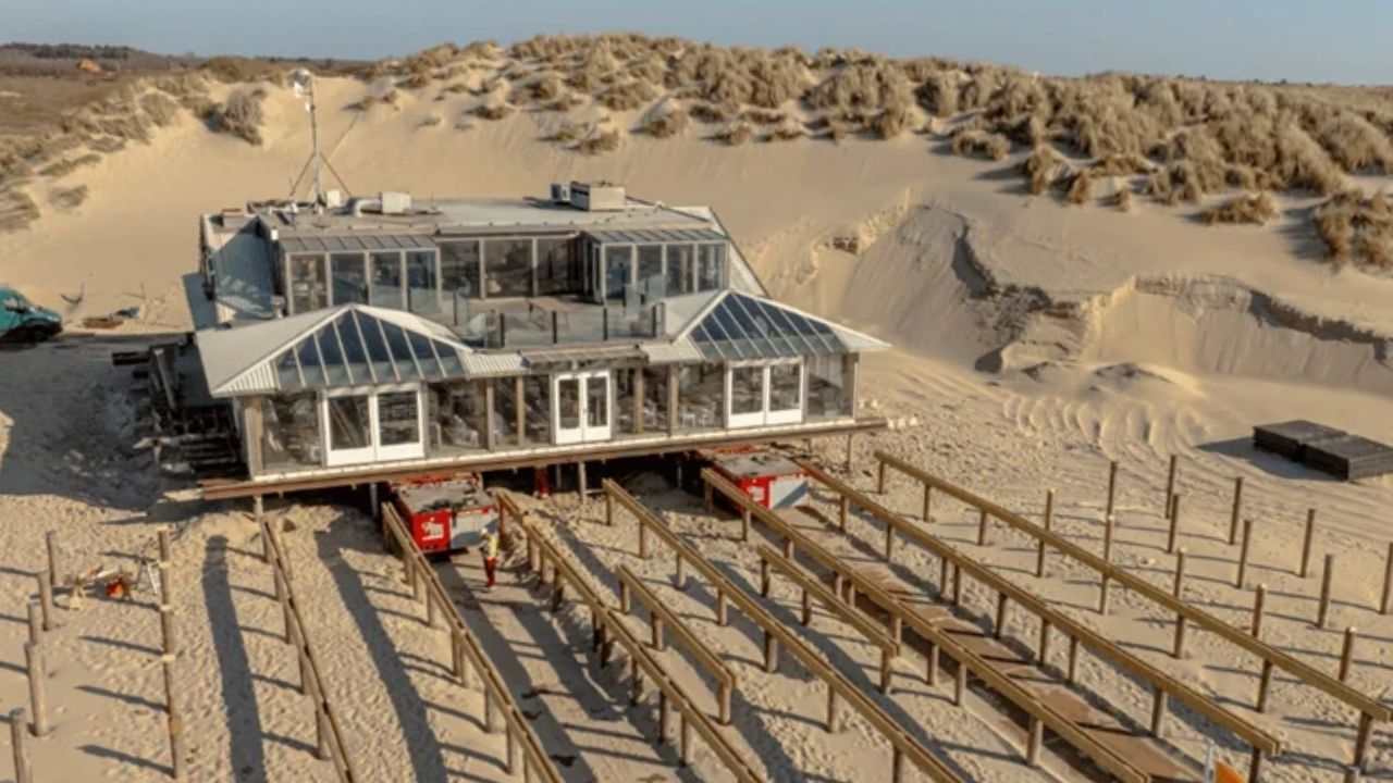 Holanda moveu um pavilhão inteiro de madeira por 23 metros em apenas 10 minutos, sem desmontar a estrutura e proteger uma praia turística contra erosão e avanço do mar