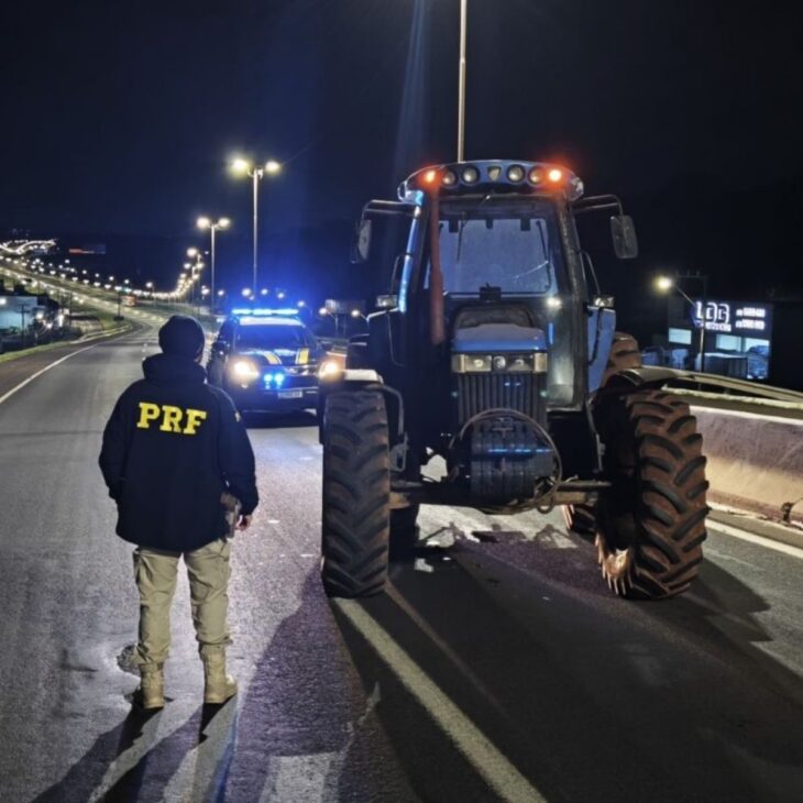 Homem furta trator de fazenda no Rio Grande do Sul e dirige dois dias seguidos sem dormir cruzando rodovias e até o centro de Chapecó com o objetivo de atravessar três estados e vender a máquina no Paraguai, onde já tinha comprador esperando do outro lado da fronteira