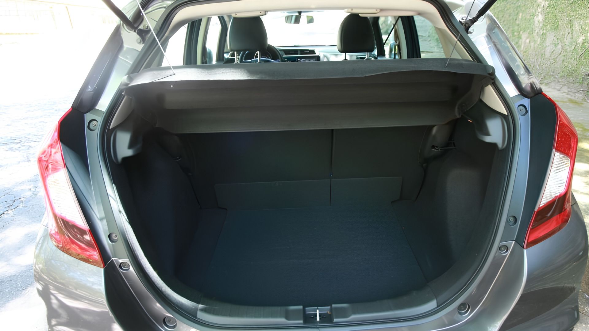 Honda Fit usado combina sistema Magic Seat, espaço interno surpreendente, motor i-VTEC econômico e versatilidade rara no mercado brasileiro.