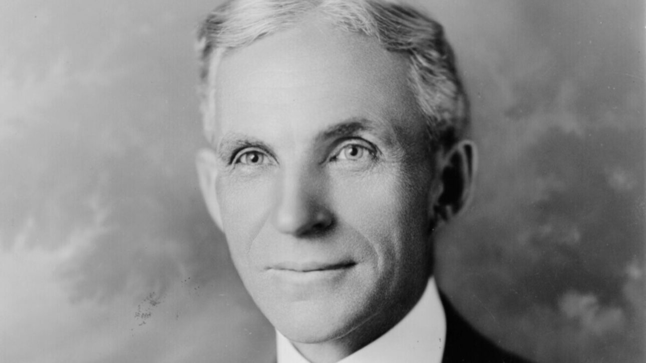 Henry Ford revolucionou a indústria automobilística com o Modelo T, a produção em massa e a linha de montagem.