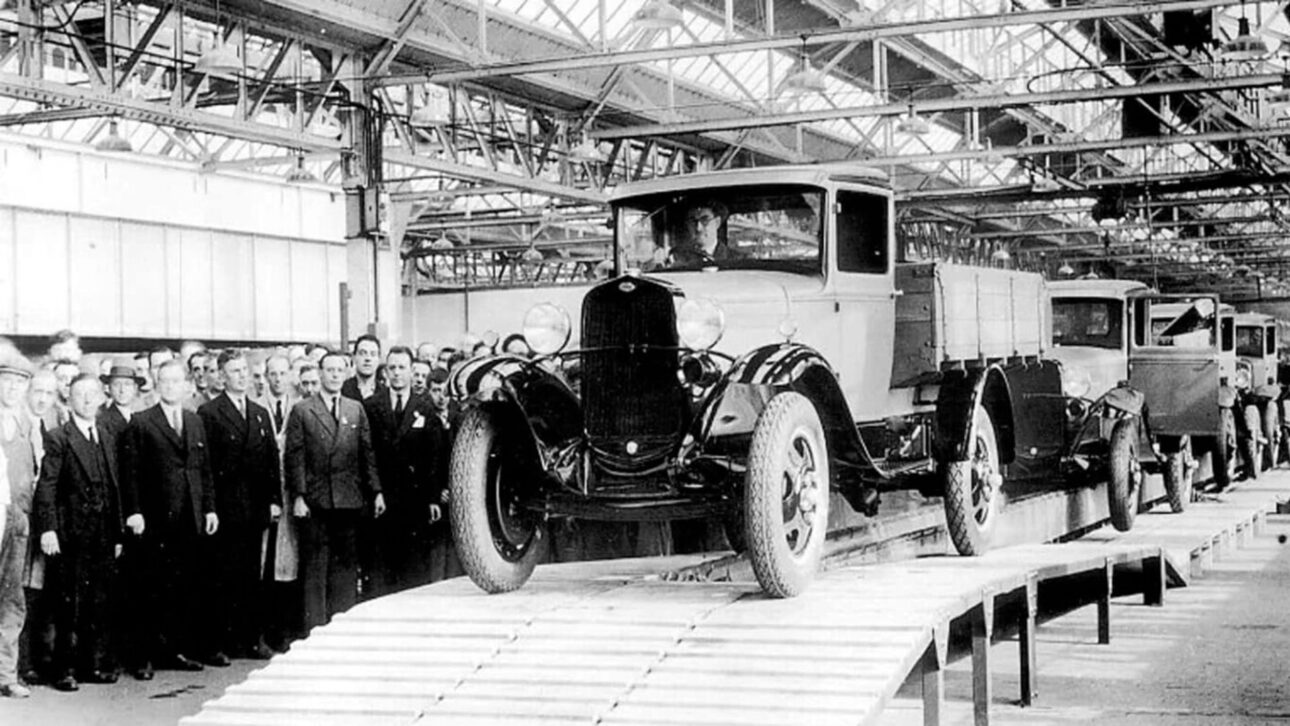 Henry Ford revolucionou a indústria automobilística com o Modelo T, a produção em massa e a linha de montagem.
