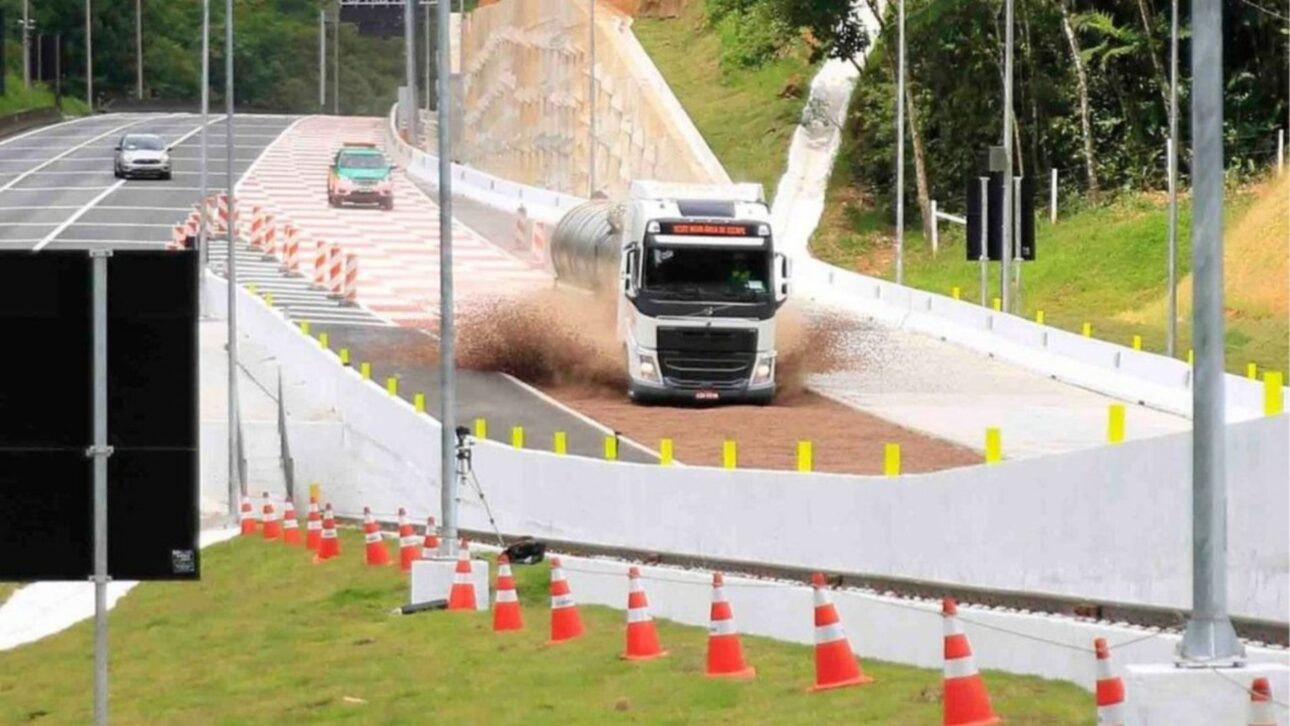 Áreas de escape na Serra Dona Francisca entram na reta final em SC e prometem reduzir acidentes graves com caminhões.