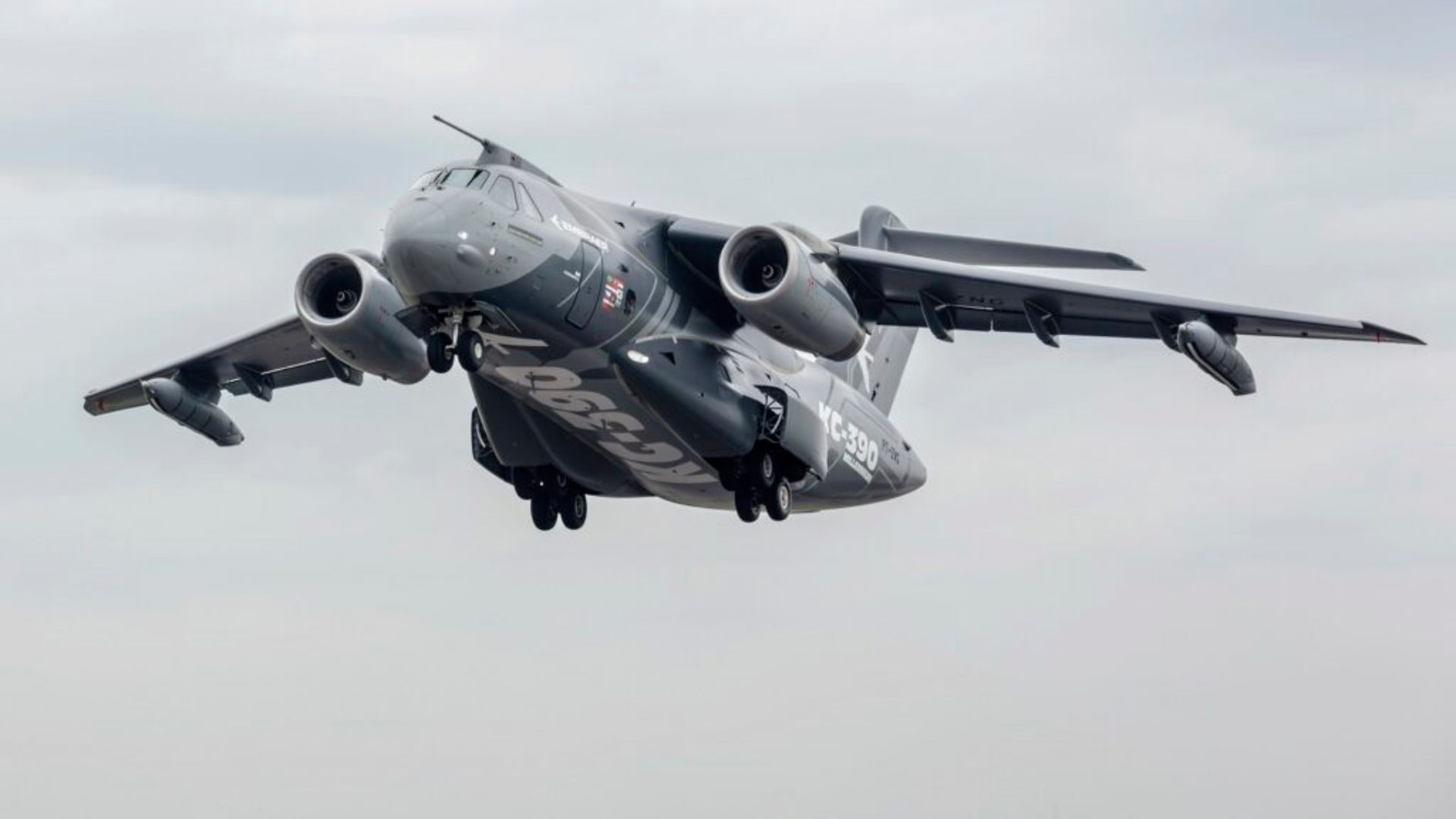 Embraer fecha contrato com Emirados Árabes Unidos para até 20 cargueiros C-390 Millennium, ampliando presença global e operações militares.