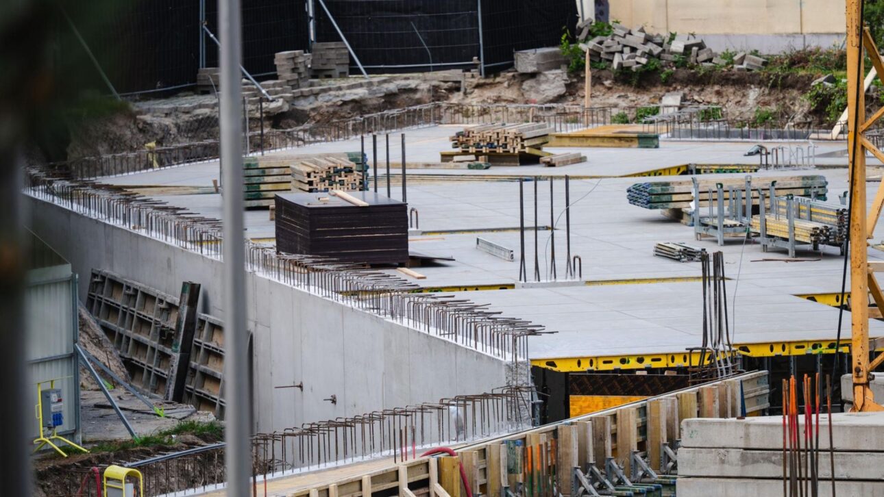 Radier residencial em concreto armado mostra placa contínua sobre o solo e ajuda a explicar custo, projeto e execução.