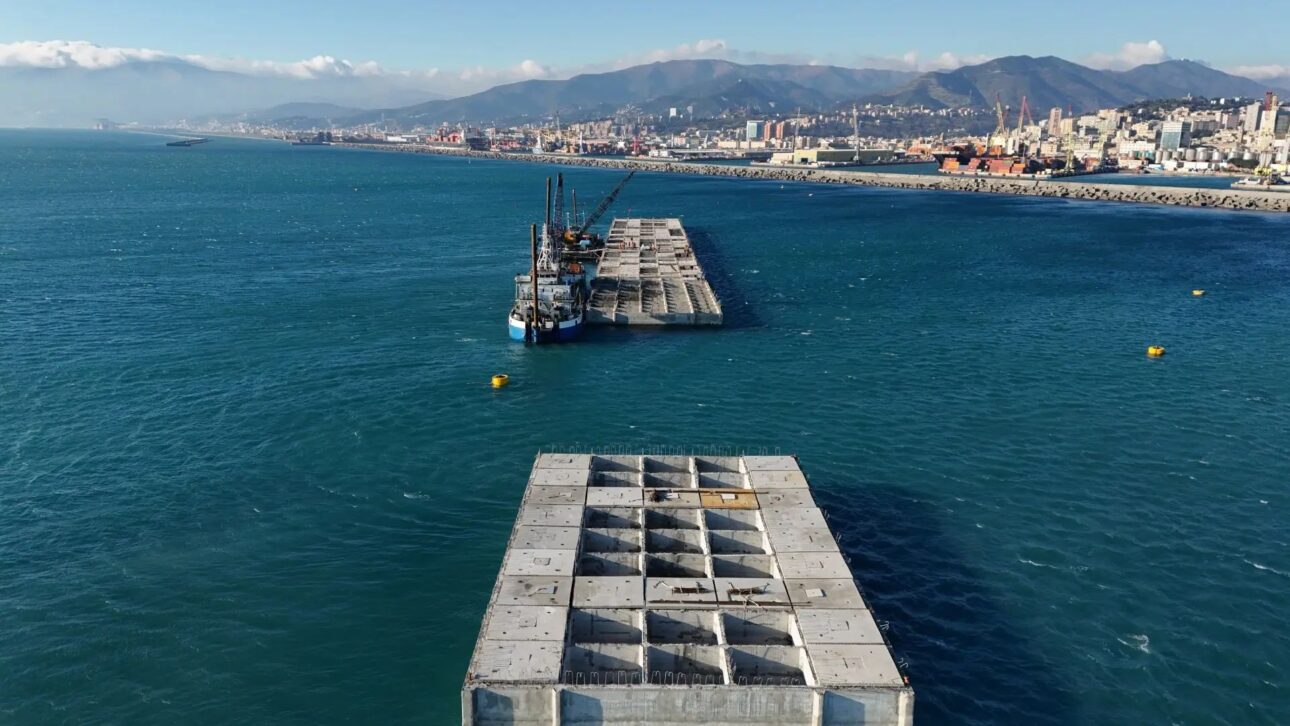 Caixão celular de concreto é rebocado em área portuária antes da instalação na Diga Foranea de Gênova. (Imagem: PerGenova Breakwater).