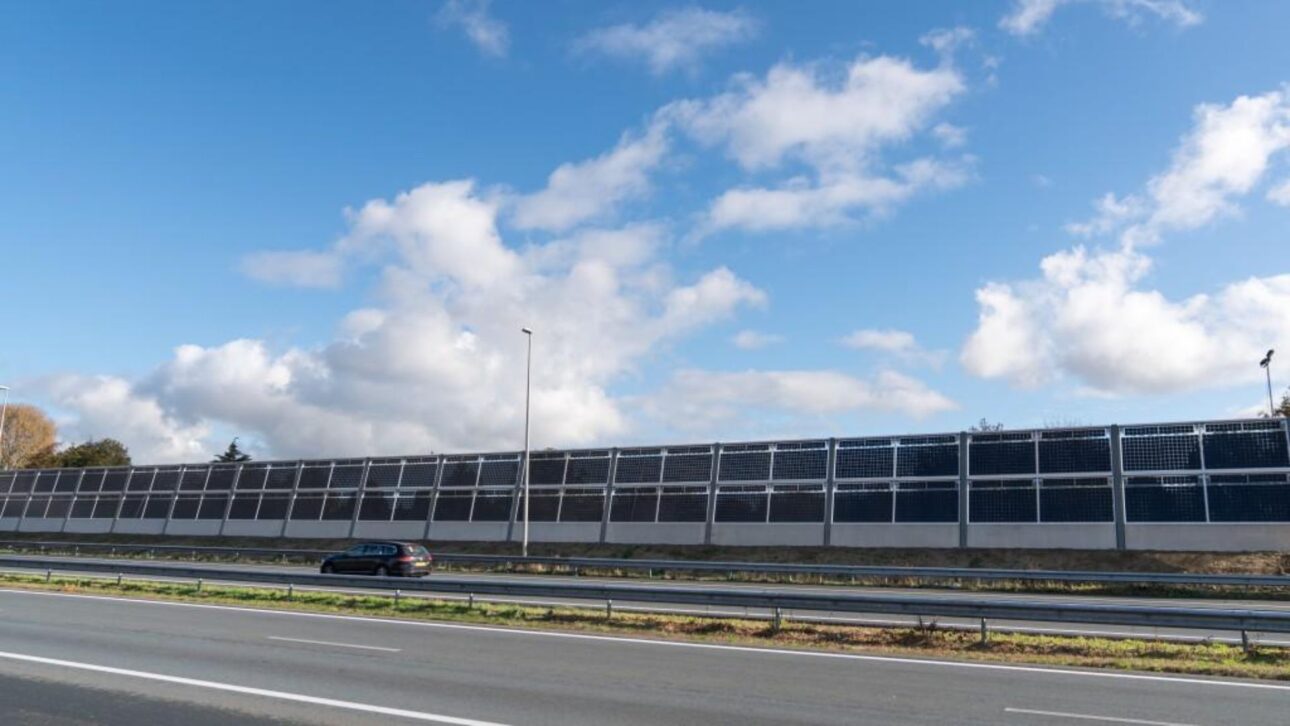 Holanda transforma barreiras acústicas de rodovias em usinas solares para gerar energia limpa sem ocupar novas áreas.